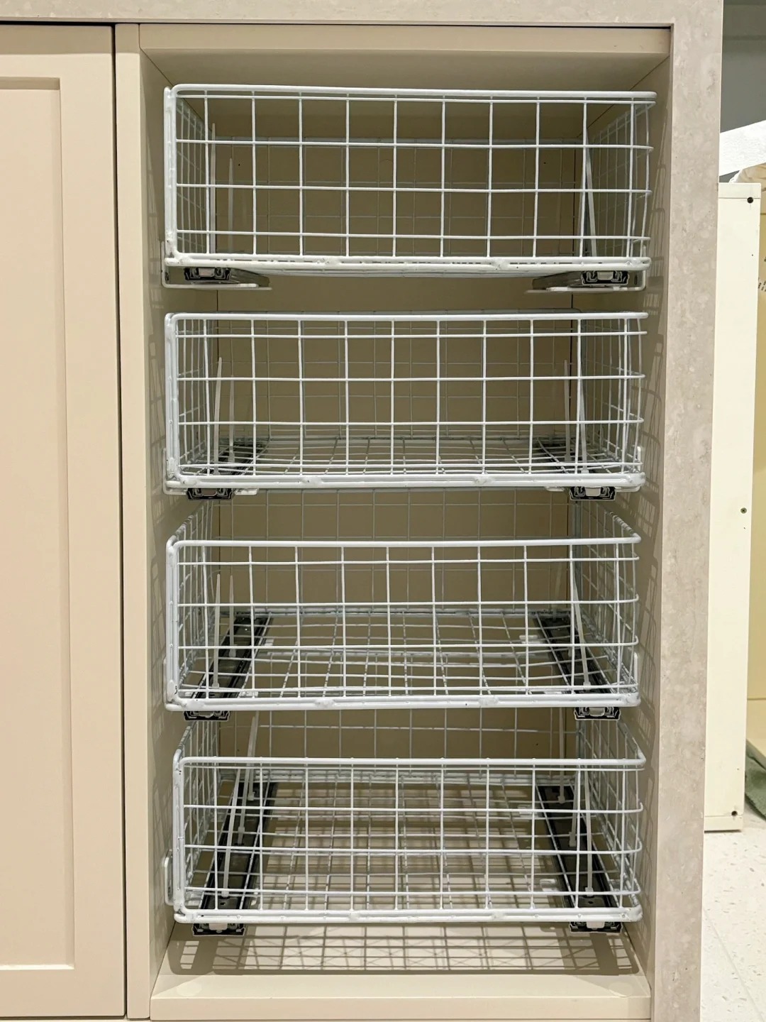 Tủ s&acirc;u, g&oacute;c chết, khe hẹp: Tất cả đều được &ldquo;hồi sinh&rdquo; chỉ nhờ ray trượt- Ảnh 1.