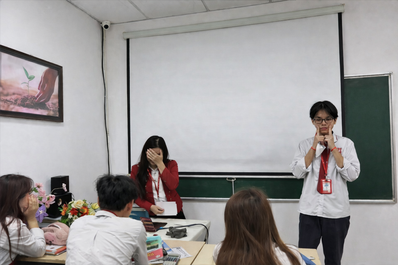 Ph&aacute;t hiện d&ograve;ng chữ viết bậy tr&ecirc;n &aacute;o đồng phục, cậu b&eacute; 9 tuổi n&oacute;i một c&acirc;u khiến bạn học c&uacute;i đầu xin lỗi- Ảnh 1.