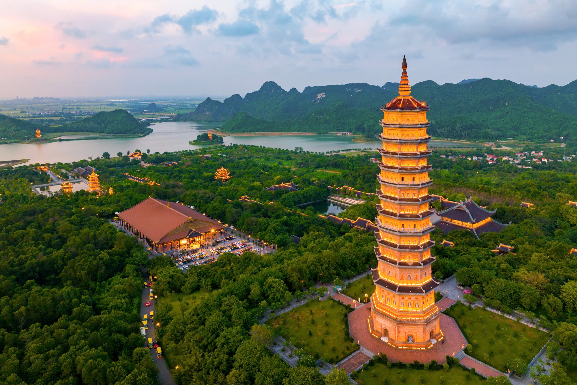 Ch&ugrave;a B&aacute;i Đ&iacute;nh "g&acirc;y b&atilde;o" to&agrave;n cầu khi xuất hiện lộng lẫy trong game Minecraft, gi&uacute;p đội ngũ Việt Nam gi&agrave;nh ng&ocirc;i V&ocirc; địch thế giới- Ảnh 4.