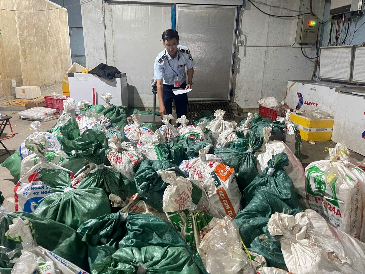 R&uacute;ng động thị trường thực phẩm cận Tết: Hơn 18 tấn thịt b&ograve;, l&ograve;ng b&ograve; đ&ocirc;ng lạnh đựng trong bao tải su&yacute;t &ldquo;l&ecirc;n m&acirc;m&rdquo;- Ảnh 1.