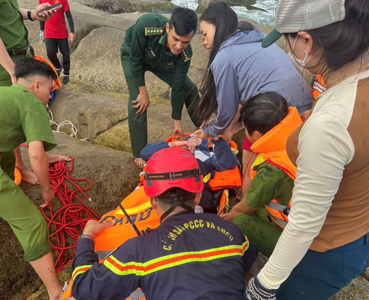 Cứu 2 du kh&aacute;ch nước ngo&agrave;i bị s&oacute;ng cuốn, mắc kẹt trong hốc đ&aacute; ở Đắk Lắk- Ảnh 1.