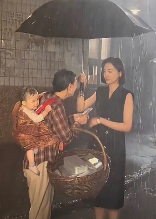 100 triệu người phẫn nộ v&igrave; b&eacute; sơ sinh bị dầm mưa trong nhiều giờ- Ảnh 1.