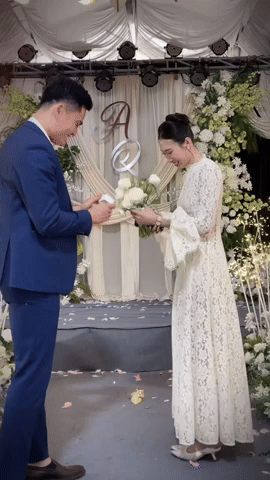 Hot: Nam thần điền kinh Qu&aacute;ch C&ocirc;ng Lịch quỳ gối cầu h&ocirc;n hotgirl b&oacute;ng chuyền Nguyệt Anh g&acirc;y sốt MXH- Ảnh 1.