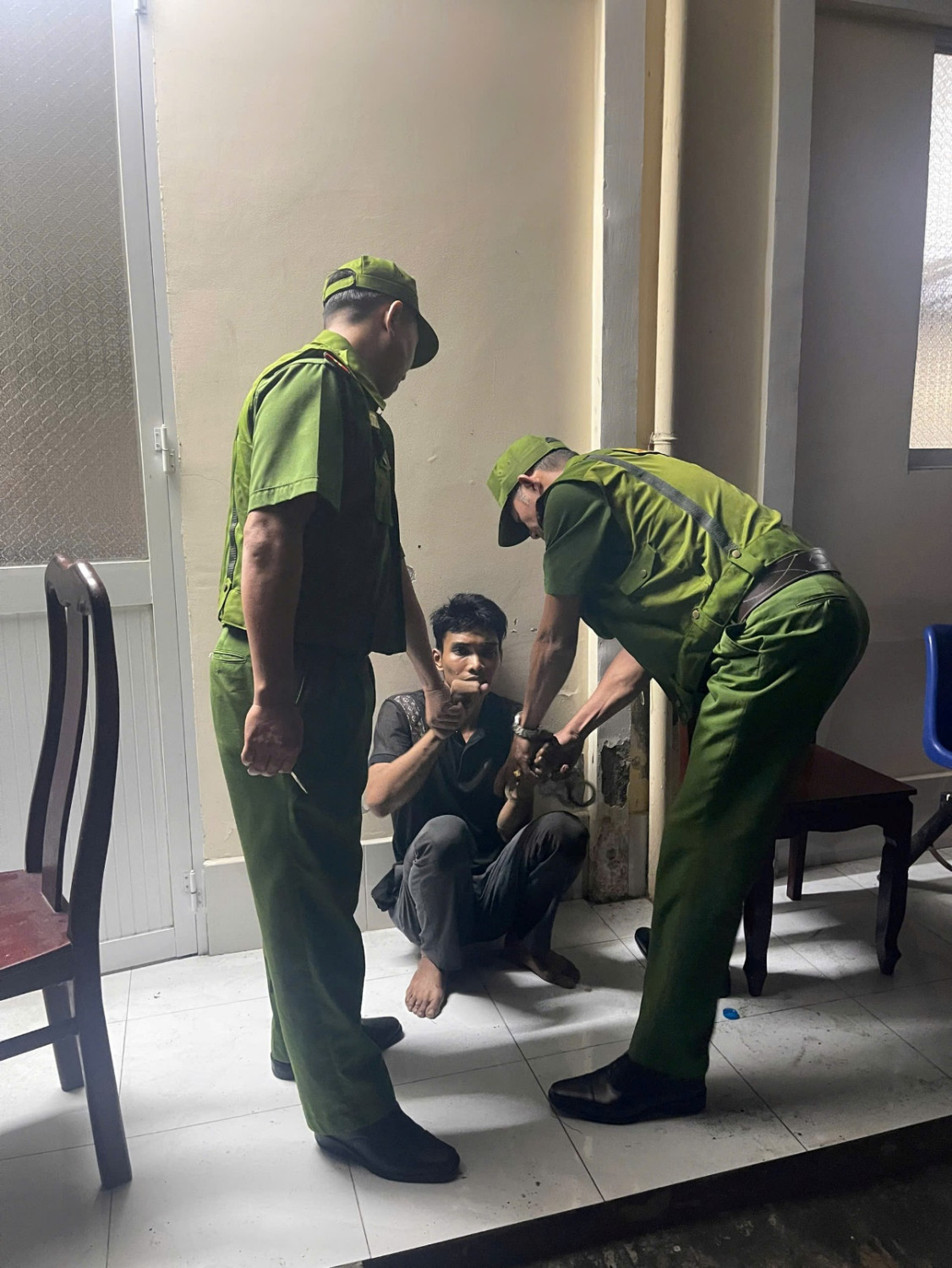 Bắt Nguyễn Văn Nhớ nửa đ&ecirc;m đột nhập trụ sở c&ocirc;ng an, h&eacute; lộ biểu hiện lạ tại hiện trường- Ảnh 2.