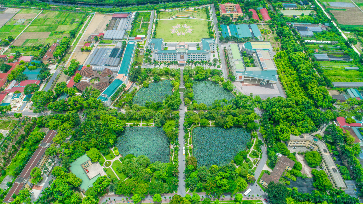 Ở Việt Nam, c&oacute; một ng&ocirc;i trường duy nhất sở hữu hồ nước mang t&ecirc;n Tuyệt Vọng- Ảnh 1.