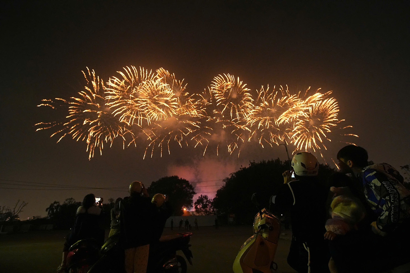 Sơ duyệt m&agrave;n ph&aacute;o hoa nghệ thuật quy m&ocirc; lớn tại H&agrave; Nội- Ảnh 1.