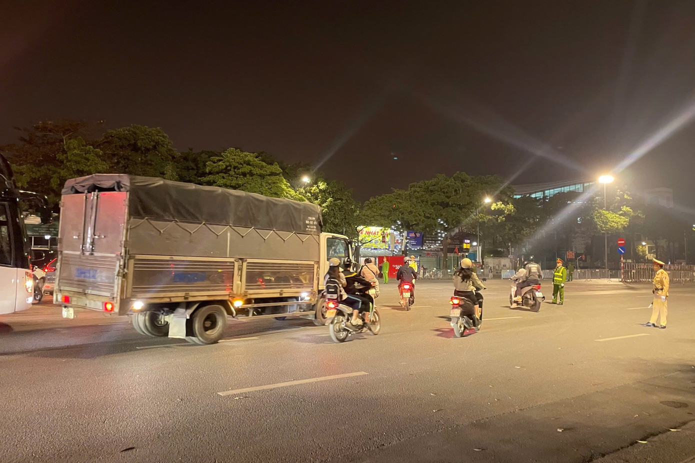 Sơ duyệt m&agrave;n ph&aacute;o hoa nghệ thuật quy m&ocirc; lớn tại H&agrave; Nội- Ảnh 5.