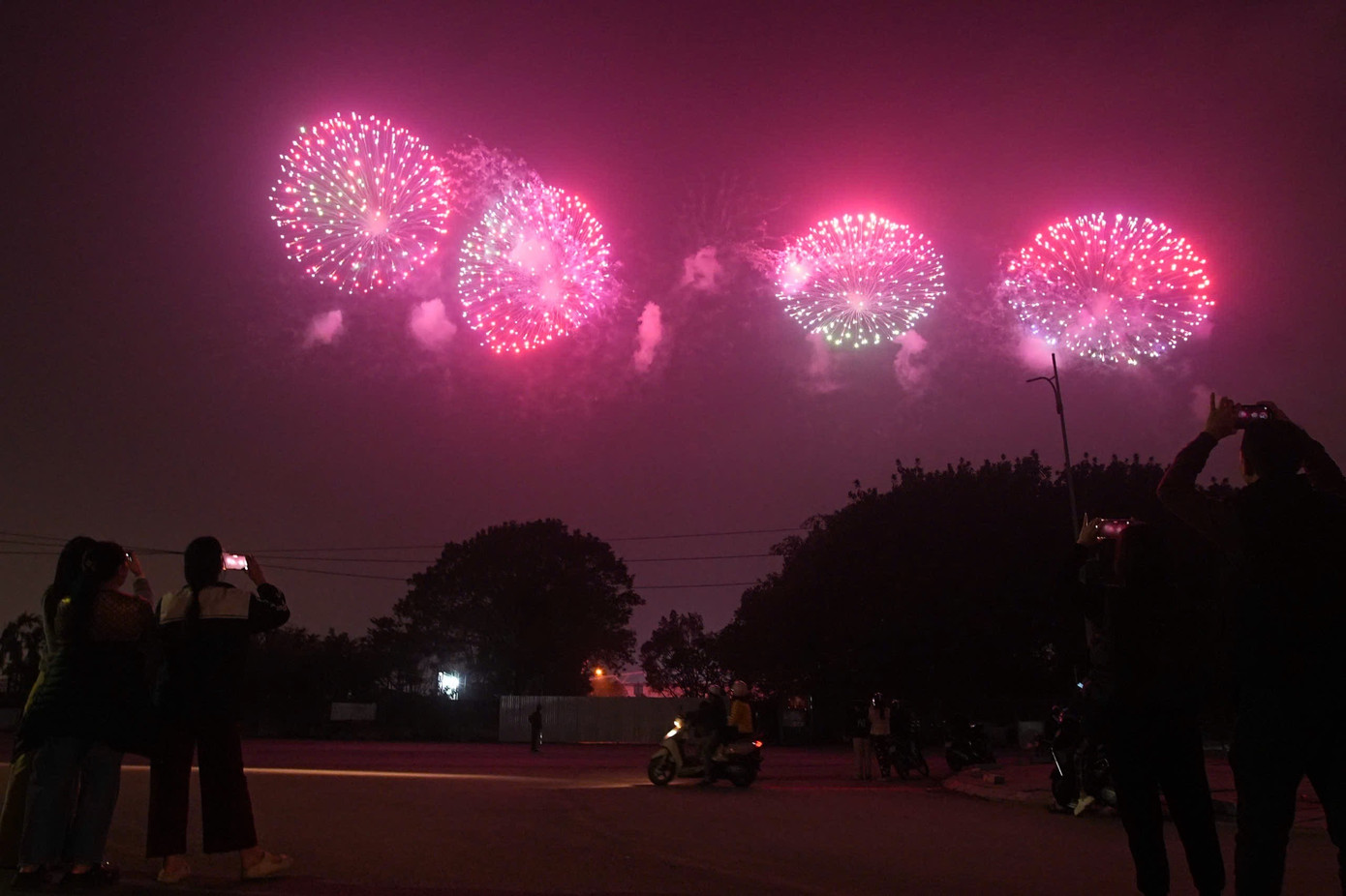 Sơ duyệt m&agrave;n ph&aacute;o hoa nghệ thuật quy m&ocirc; lớn tại H&agrave; Nội- Ảnh 4.