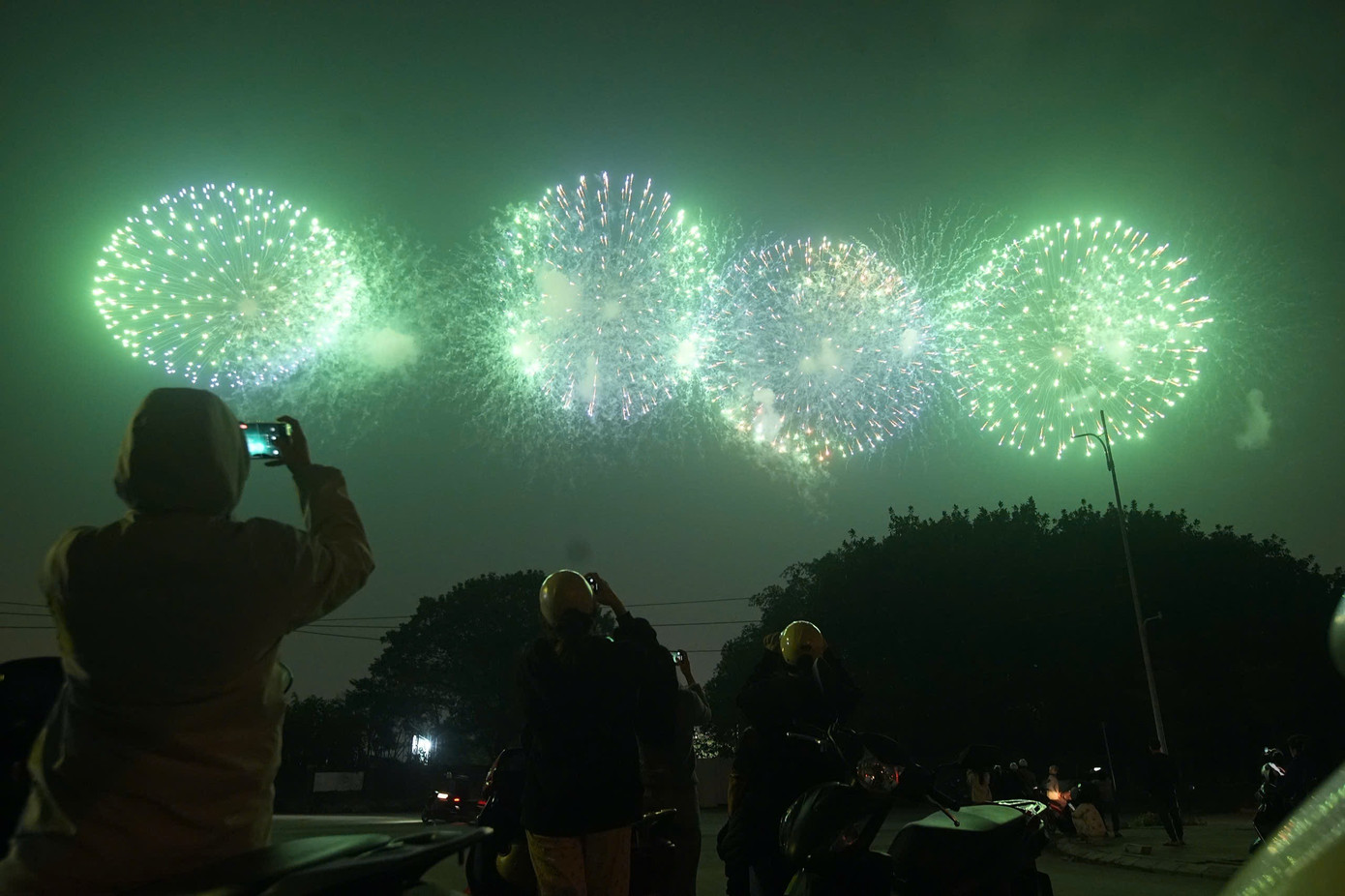 Sơ duyệt m&agrave;n ph&aacute;o hoa nghệ thuật quy m&ocirc; lớn tại H&agrave; Nội- Ảnh 8.