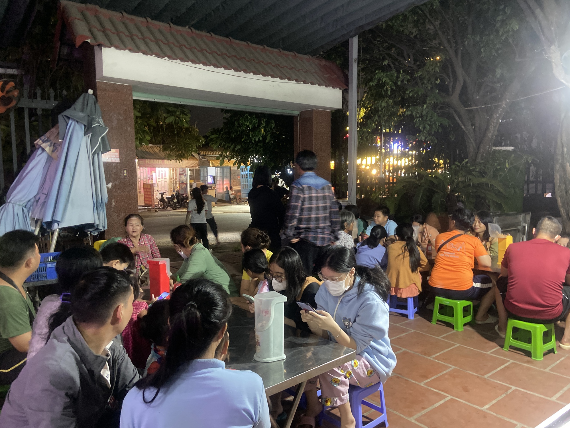 Qu&aacute;n m&igrave; lạ l&ugrave;ng nhất TP.HCM: Chỉ mở tối thứ 5 với 400 t&ocirc;, "nay đ&acirc;y mai đ&oacute;" nhưng gi&agrave; trẻ đều xếp h&agrave;ng d&agrave;i chờ ăn- Ảnh 4.