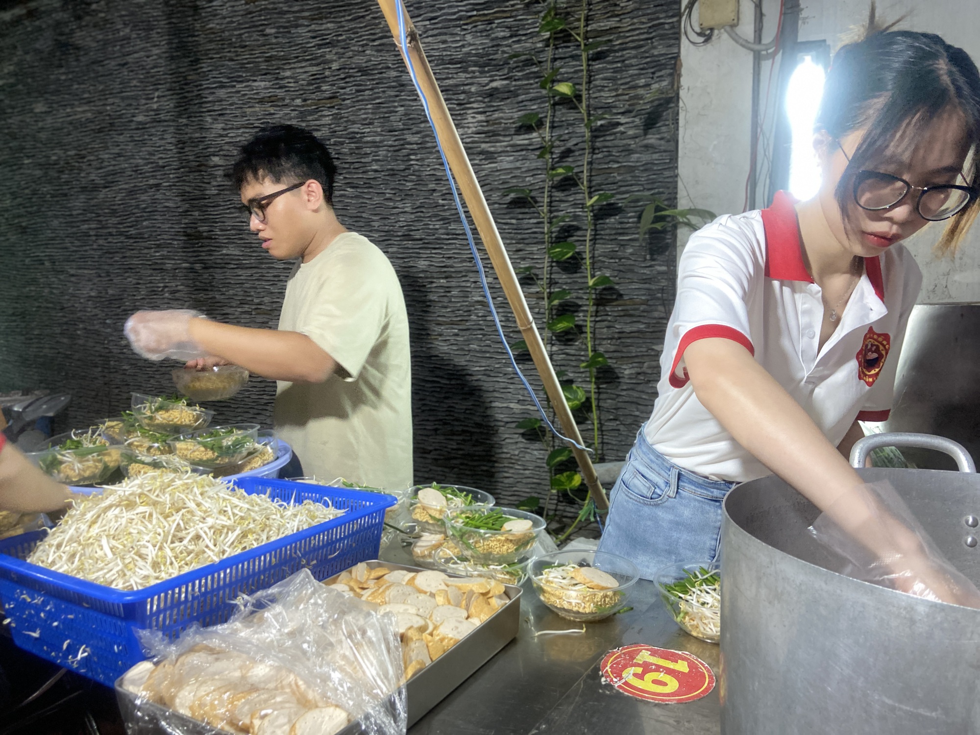 Qu&aacute;n m&igrave; lạ l&ugrave;ng nhất TP.HCM: Chỉ mở tối thứ 5 với 400 t&ocirc;, "nay đ&acirc;y mai đ&oacute;" nhưng gi&agrave; trẻ đều xếp h&agrave;ng d&agrave;i chờ ăn- Ảnh 7.