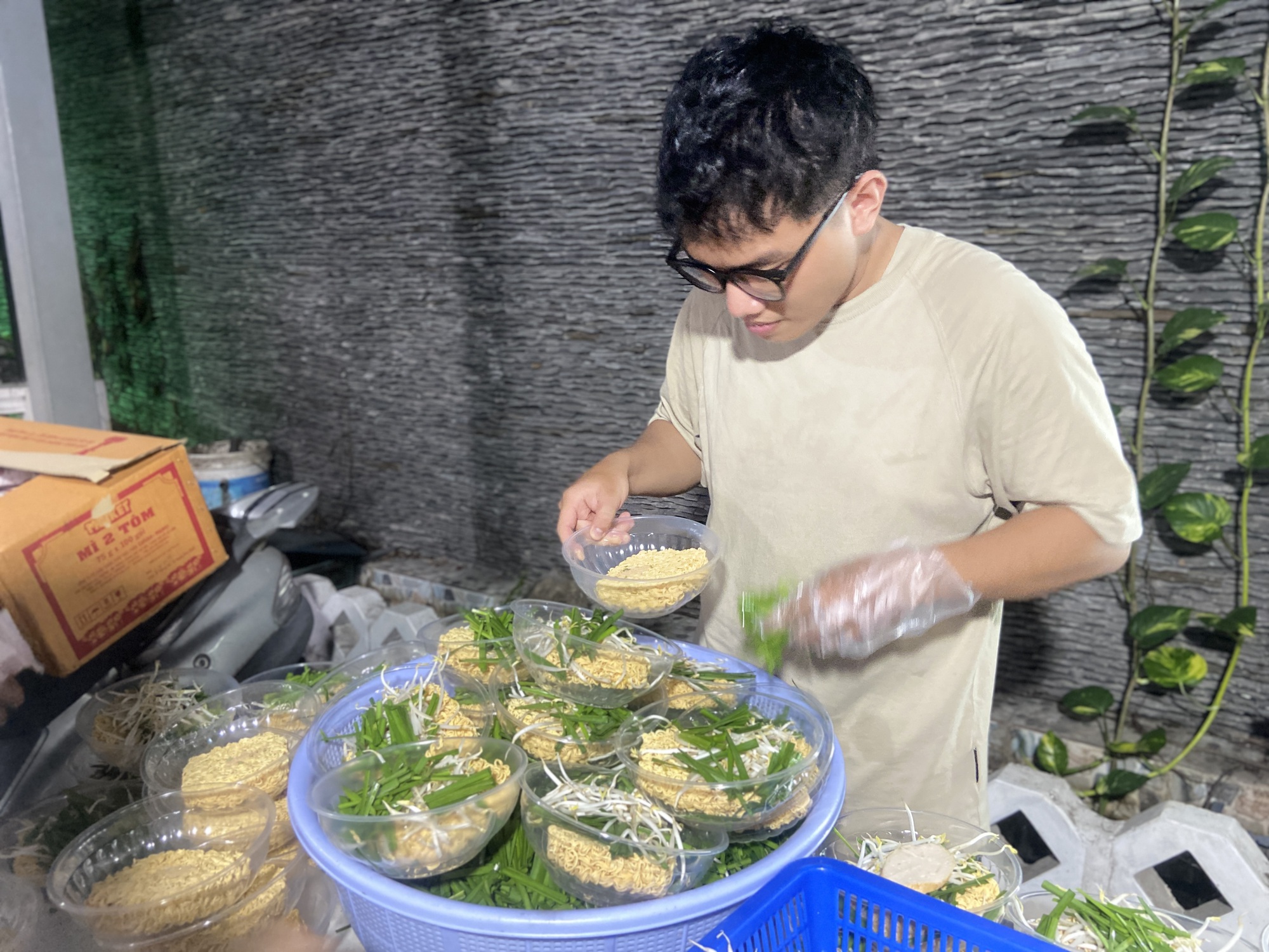 Qu&aacute;n m&igrave; lạ l&ugrave;ng nhất TP.HCM: Chỉ mở tối thứ 5 với 400 t&ocirc;, "nay đ&acirc;y mai đ&oacute;" nhưng gi&agrave; trẻ đều xếp h&agrave;ng d&agrave;i chờ ăn- Ảnh 6.