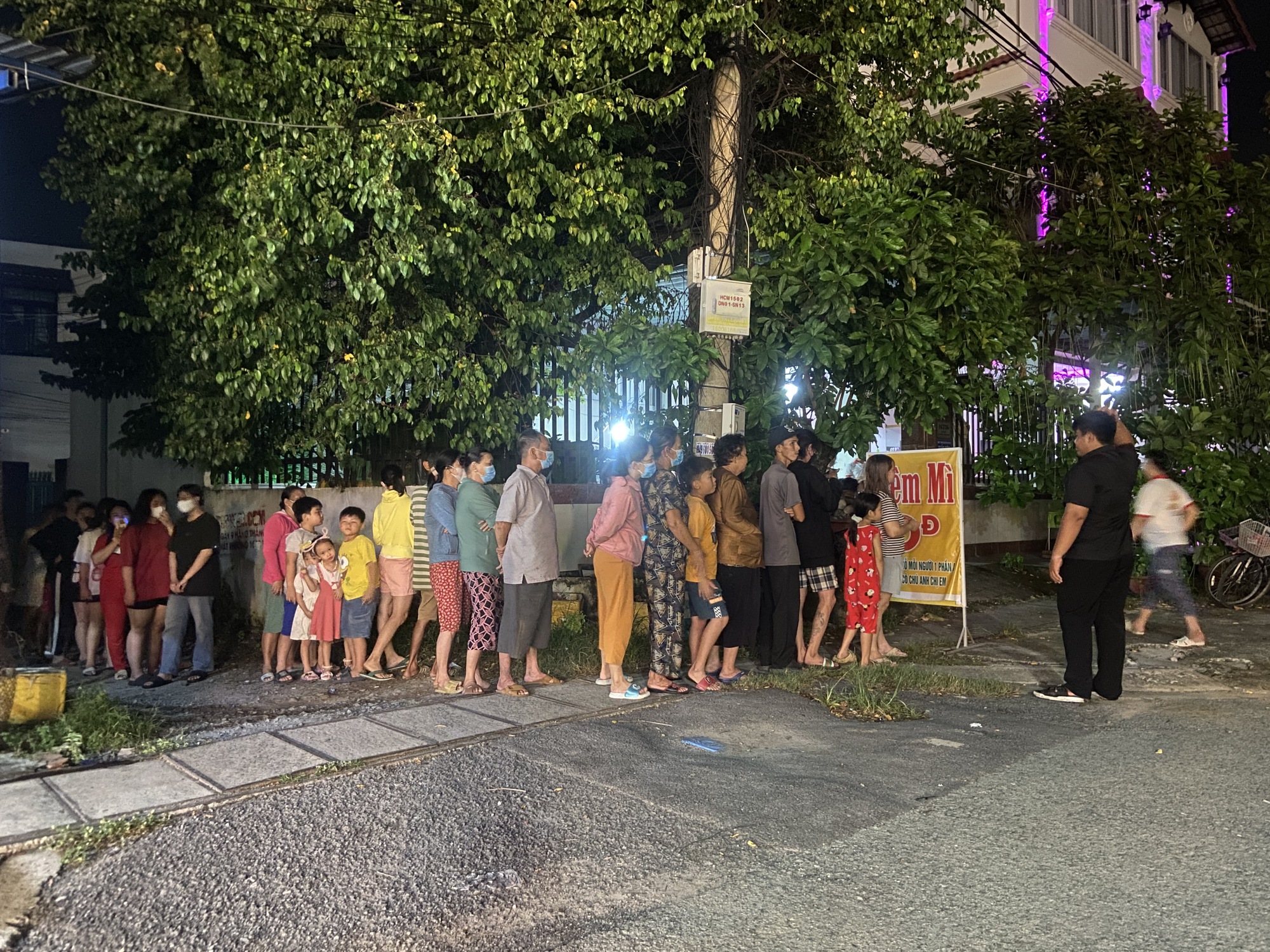 Qu&aacute;n m&igrave; lạ l&ugrave;ng nhất TP.HCM: Chỉ mở tối thứ 5 với 400 t&ocirc;, "nay đ&acirc;y mai đ&oacute;" nhưng gi&agrave; trẻ đều xếp h&agrave;ng d&agrave;i chờ ăn- Ảnh 1.