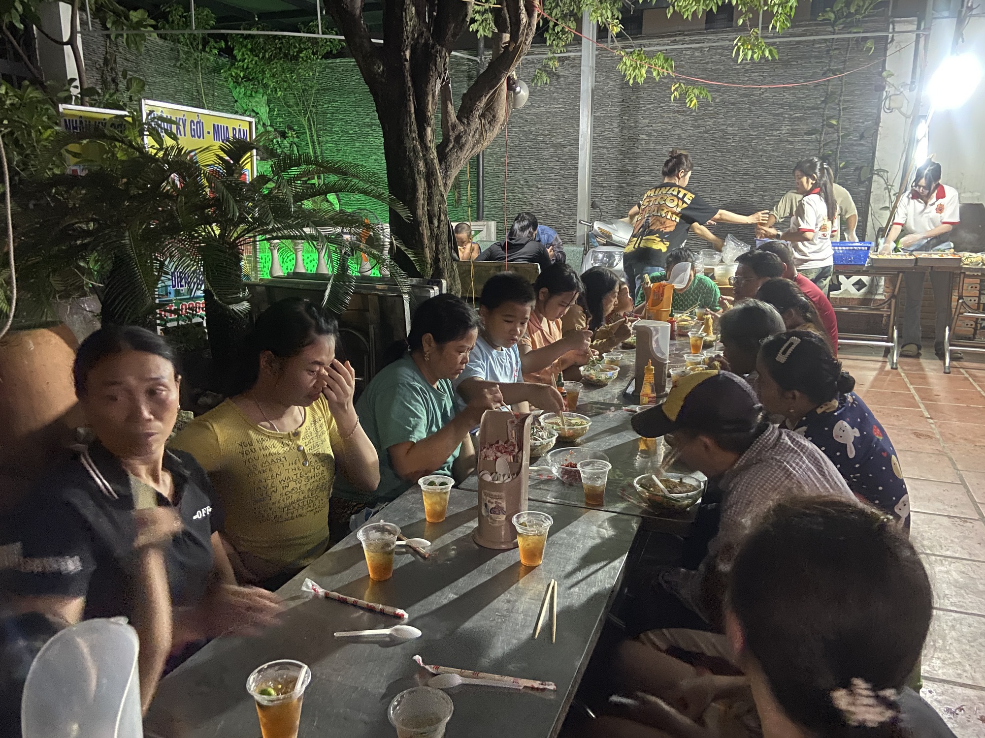 Qu&aacute;n m&igrave; lạ l&ugrave;ng nhất TP.HCM: Chỉ mở tối thứ 5 với 400 t&ocirc;, "nay đ&acirc;y mai đ&oacute;" nhưng gi&agrave; trẻ đều xếp h&agrave;ng d&agrave;i chờ ăn- Ảnh 3.