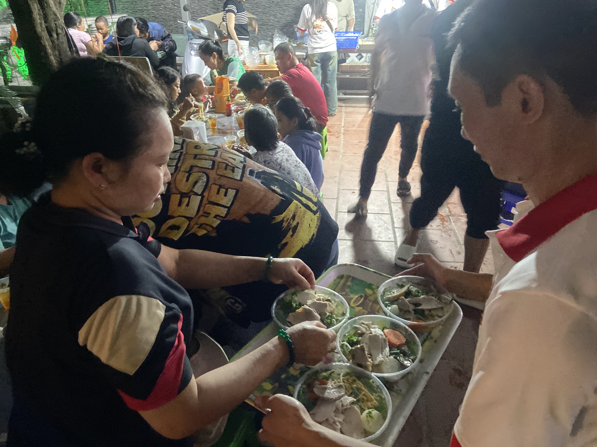 Qu&aacute;n m&igrave; lạ l&ugrave;ng nhất TP.HCM: Chỉ mở tối thứ 5 với 400 t&ocirc;, "nay đ&acirc;y mai đ&oacute;" nhưng gi&agrave; trẻ đều xếp h&agrave;ng d&agrave;i chờ ăn- Ảnh 8.