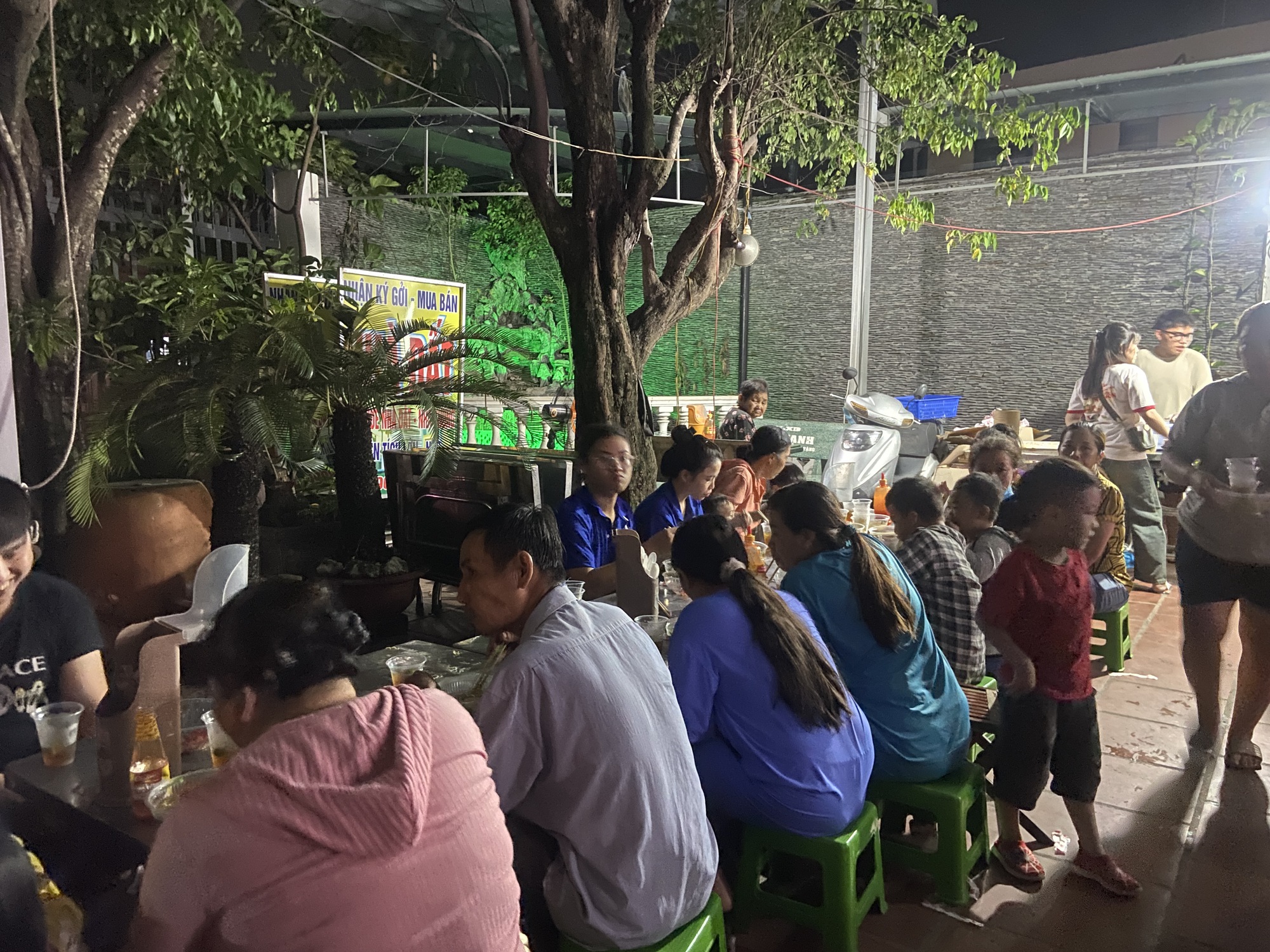 Qu&aacute;n m&igrave; lạ l&ugrave;ng nhất TP.HCM: Chỉ mở tối thứ 5 với 400 t&ocirc;, "nay đ&acirc;y mai đ&oacute;" nhưng gi&agrave; trẻ đều xếp h&agrave;ng d&agrave;i chờ ăn- Ảnh 2.