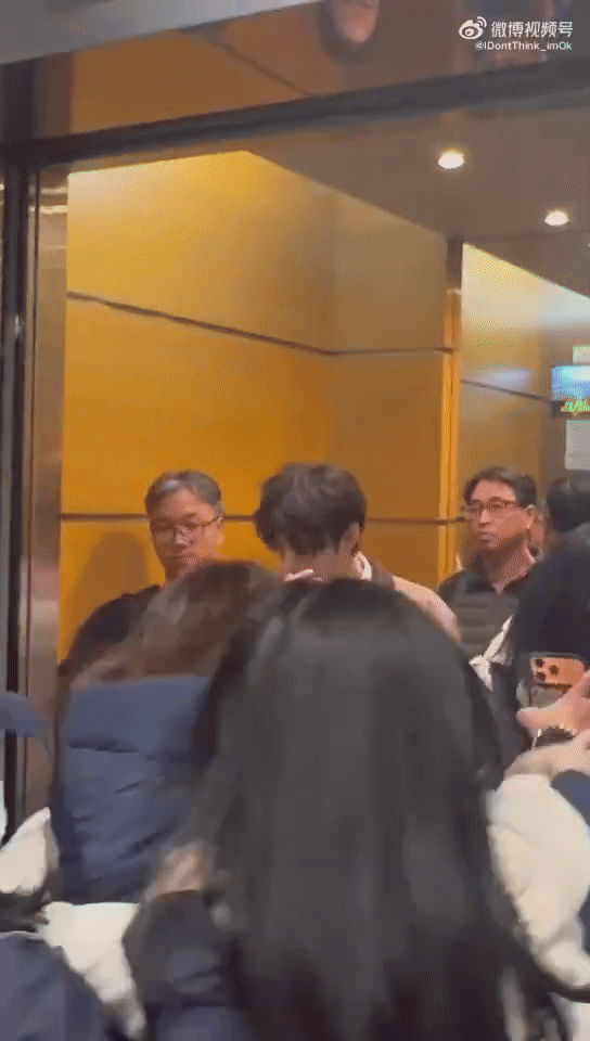 Fan cuồng rượt đuổi nam ca sĩ sợ đến xanh mặt mũi, t&aacute;c động vật l&yacute; lu&ocirc;n nh&acirc;n vi&ecirc;n nữ- Ảnh 1.