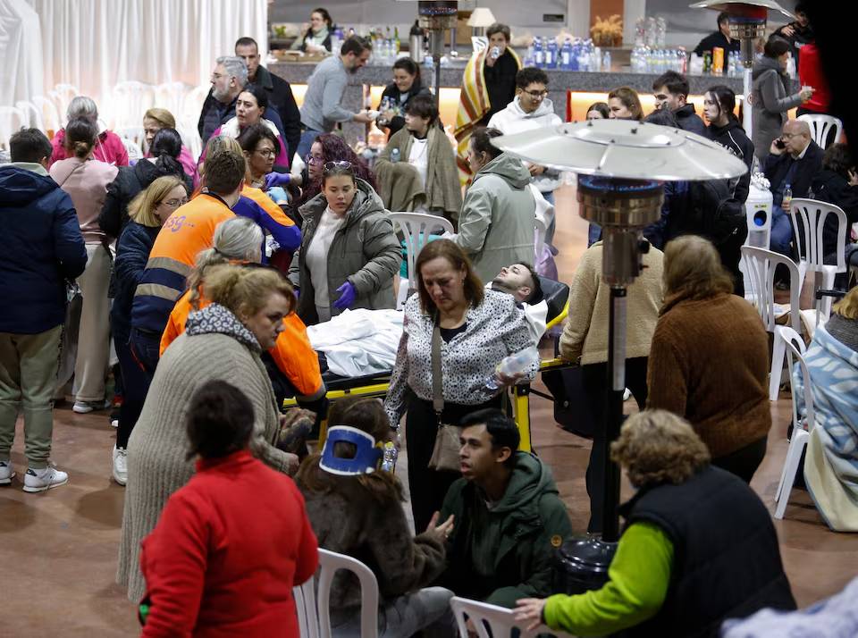 Hiện trường thảm họa t&agrave;u cao tốc tại T&acirc;y Ban Nha: 2 đo&agrave;n t&agrave;u biến dạng, hơn 100 người thương vong, c&oacute; thể sẽ t&igrave;m thấy th&ecirc;m nhiều thi thể- Ảnh 9.