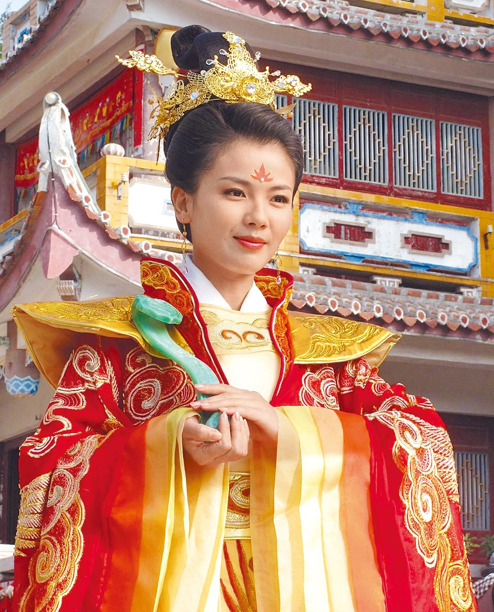 "Nữ thần m&agrave;n ảnh" được dựng tượng v&igrave; qu&aacute; xinh đẹp, lấy đại gia chỉ sau 20 ng&agrave;y quen nhưng c&aacute;i kết đắng- Ảnh 3.