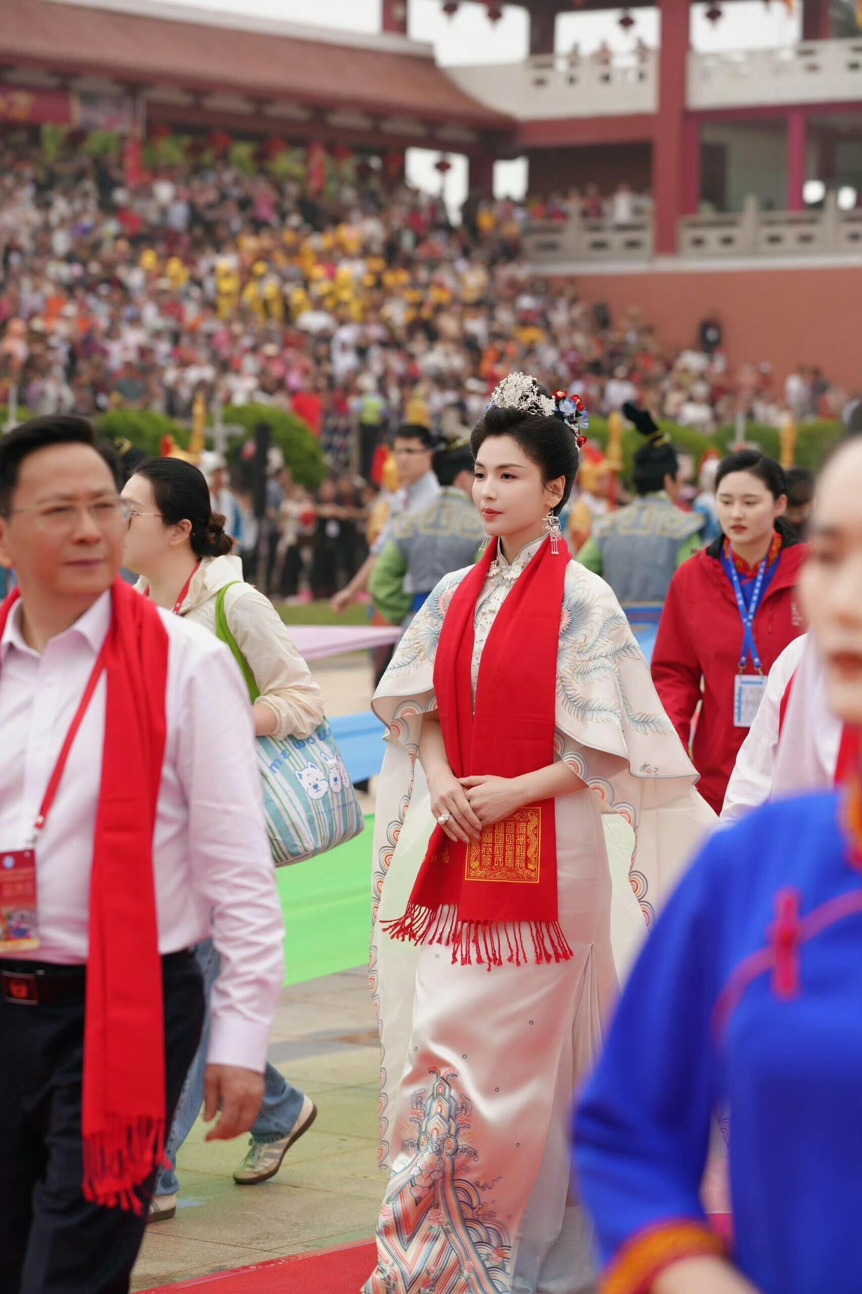 "Nữ thần m&agrave;n ảnh" được dựng tượng v&igrave; qu&aacute; xinh đẹp, lấy đại gia chỉ sau 20 ng&agrave;y quen nhưng c&aacute;i kết đắng- Ảnh 5.