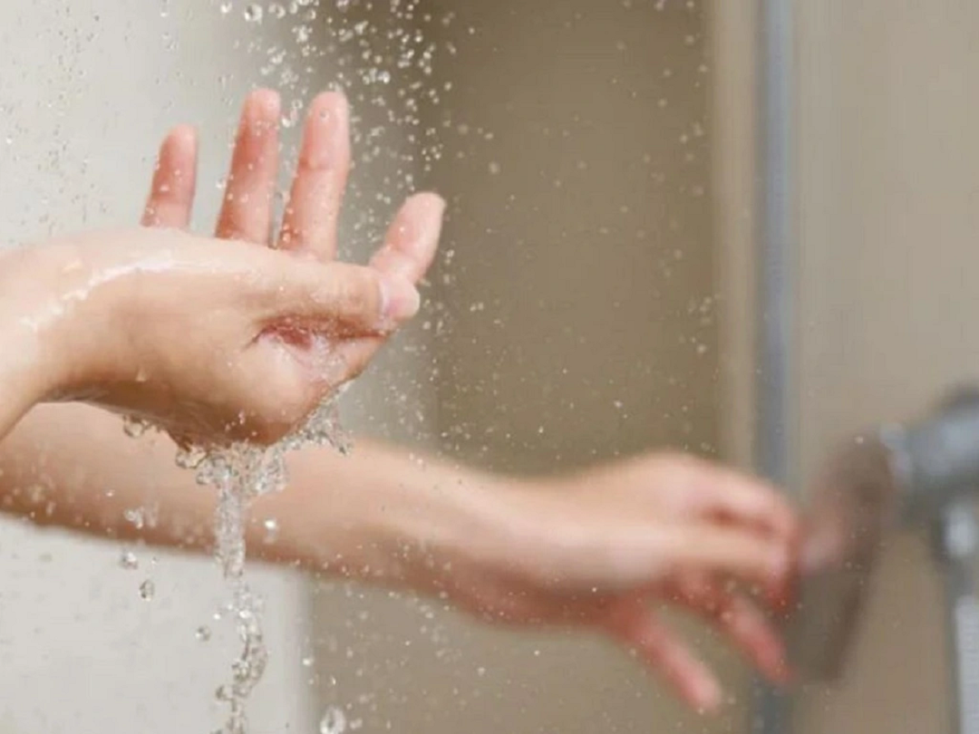 Người phụ nữ 50 tuổi đang khỏe mạnh bỗng tử vong v&igrave; th&oacute;i quen tắm theo c&aacute;ch "vạn người m&ecirc;"- Ảnh 1.