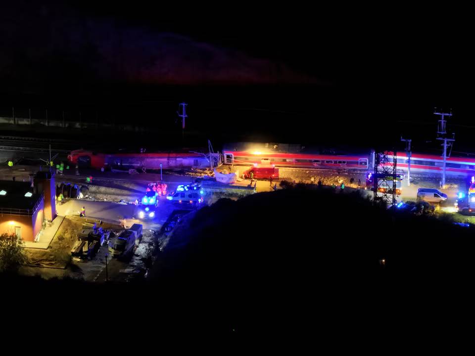 Hiện trường thảm họa t&agrave;u cao tốc tại T&acirc;y Ban Nha: 2 đo&agrave;n t&agrave;u biến dạng, hơn 100 người thương vong, c&oacute; thể sẽ t&igrave;m thấy th&ecirc;m nhiều thi thể- Ảnh 1.