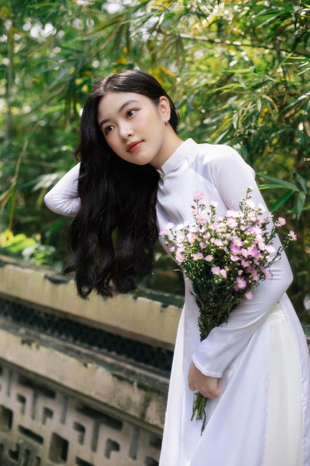 C&ocirc; g&aacute;i khiến kh&aacute;ch T&acirc;y dụi mắt nh&igrave;n 100 lần, tưởng ai h&oacute;a ra 