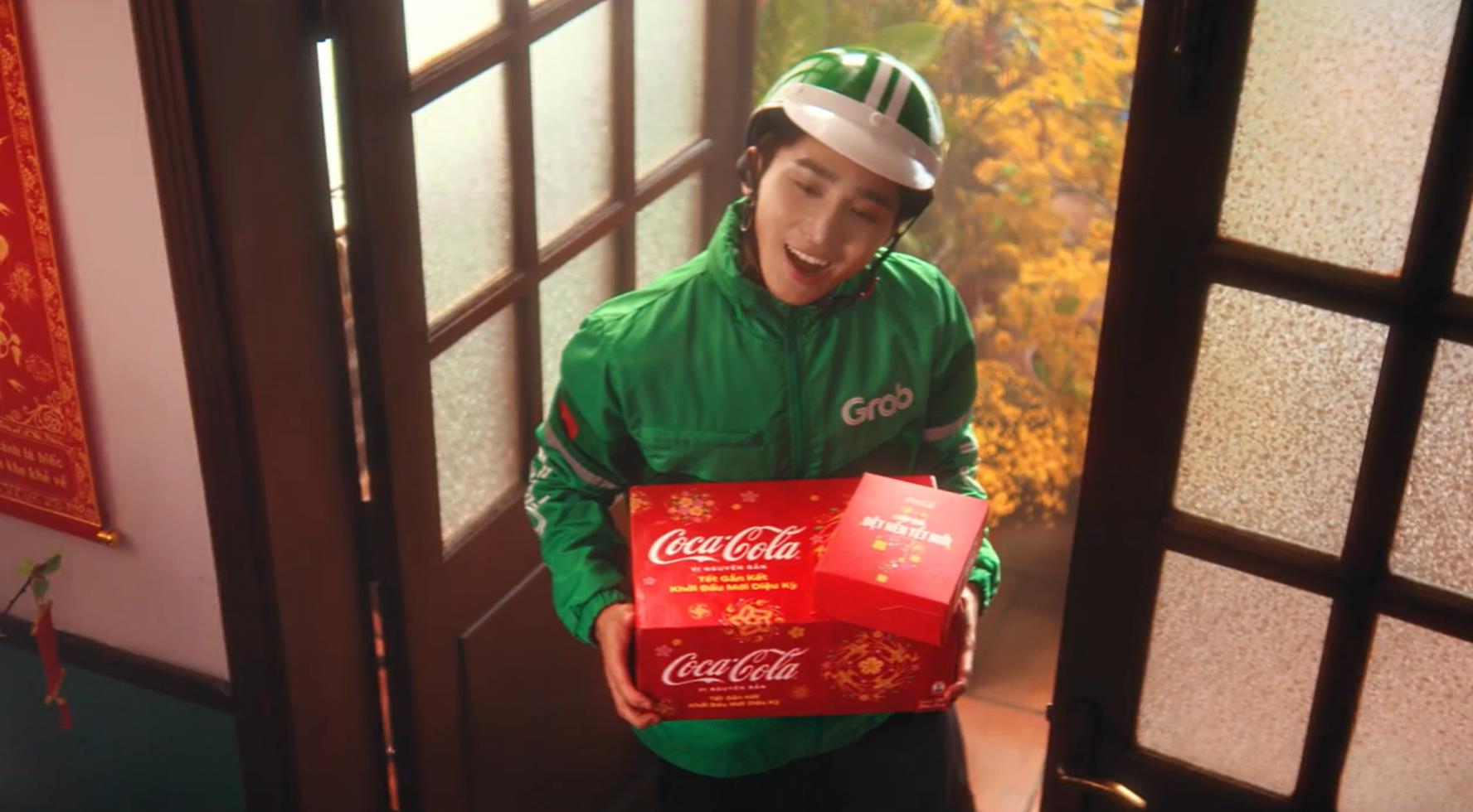 Th&ugrave;ng decor Tết 15 năm chưa chịu &ldquo;nghỉ hưu&rdquo;, em xinh 52Hz c&ugrave;ng &ldquo;anh Grab Sơn L&ecirc;&rdquo; ra tay renew c&aacute;i Tết theo c&aacute;ch kh&ocirc;ng ai ngờ- Ảnh 2.