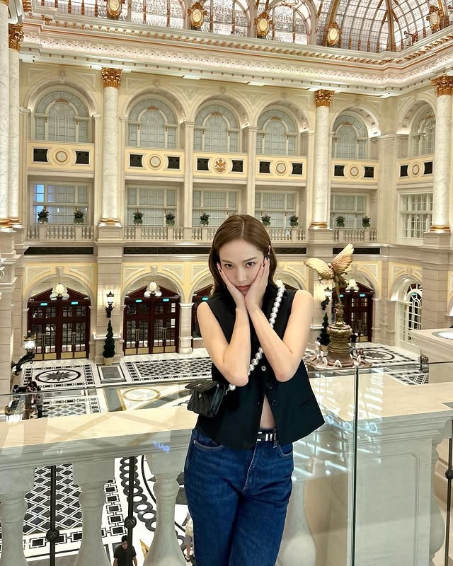 "Chị em V&acirc;n - Kiều" huyền thoại nhất showbiz: S&agrave;nh điệu từ trong trứng, xuất hiện ở đ&acirc;u th&igrave; nơi đ&oacute; l&agrave; Milano- Ảnh 18.