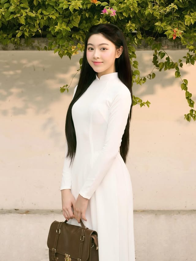 C&ocirc; g&aacute;i khiến kh&aacute;ch T&acirc;y dụi mắt nh&igrave;n 100 lần, tưởng ai h&oacute;a ra 