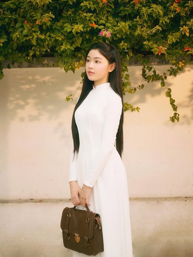 C&ocirc; g&aacute;i khiến kh&aacute;ch T&acirc;y dụi mắt nh&igrave;n 100 lần, tưởng ai h&oacute;a ra 