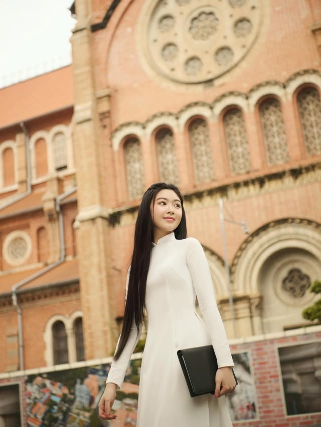 C&ocirc; g&aacute;i khiến kh&aacute;ch T&acirc;y dụi mắt nh&igrave;n 100 lần, tưởng ai h&oacute;a ra 