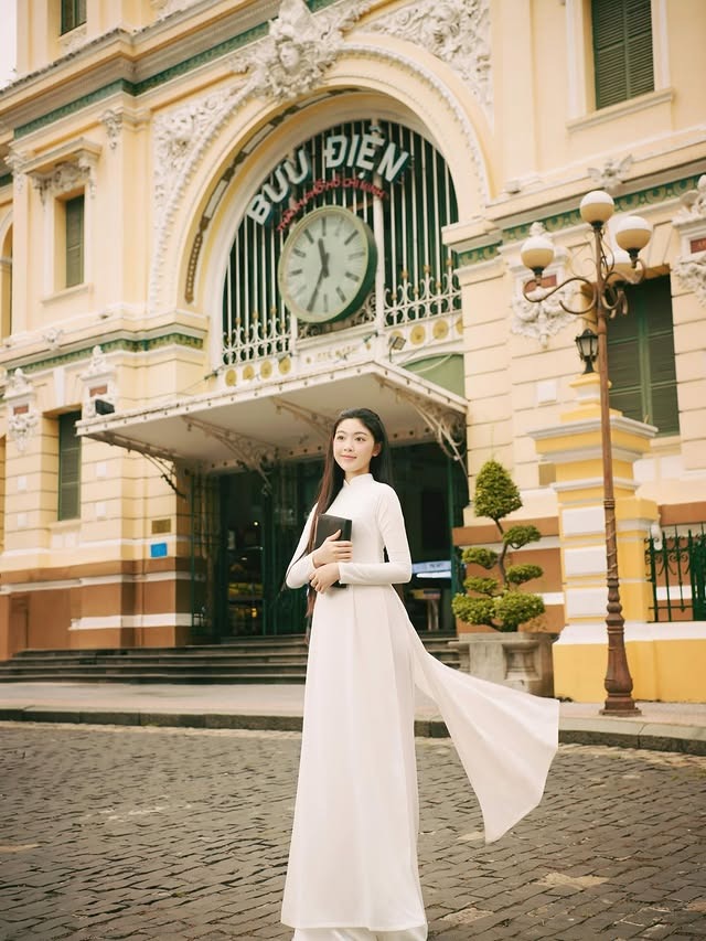 C&ocirc; g&aacute;i khiến kh&aacute;ch T&acirc;y dụi mắt nh&igrave;n 100 lần, tưởng ai h&oacute;a ra 