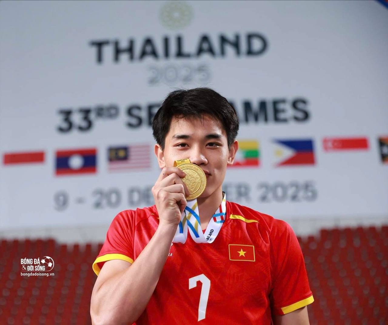 Rời s&acirc;n cỏ, Đ&igrave;nh Bắc c&oacute; giao diện boy phố tr&ocirc;ng được phết!- Ảnh 5.