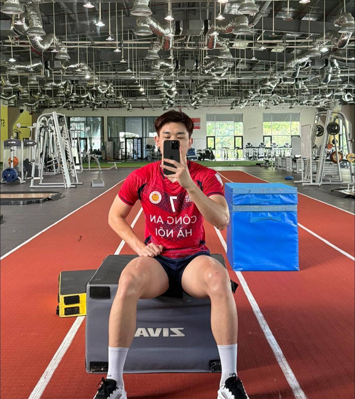 Rời s&acirc;n cỏ, Đ&igrave;nh Bắc c&oacute; giao diện boy phố tr&ocirc;ng được phết!- Ảnh 10.