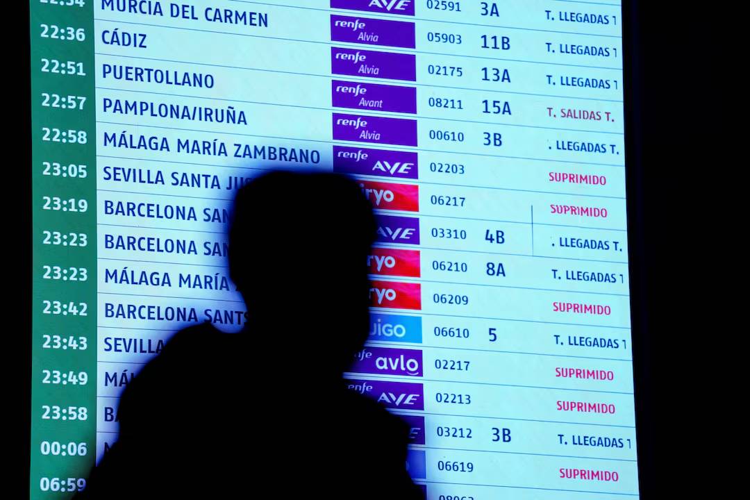 Hiện trường thảm họa t&agrave;u cao tốc tại T&acirc;y Ban Nha: 2 đo&agrave;n t&agrave;u biến dạng, hơn 100 người thương vong, c&oacute; thể sẽ t&igrave;m thấy th&ecirc;m nhiều thi thể- Ảnh 6.