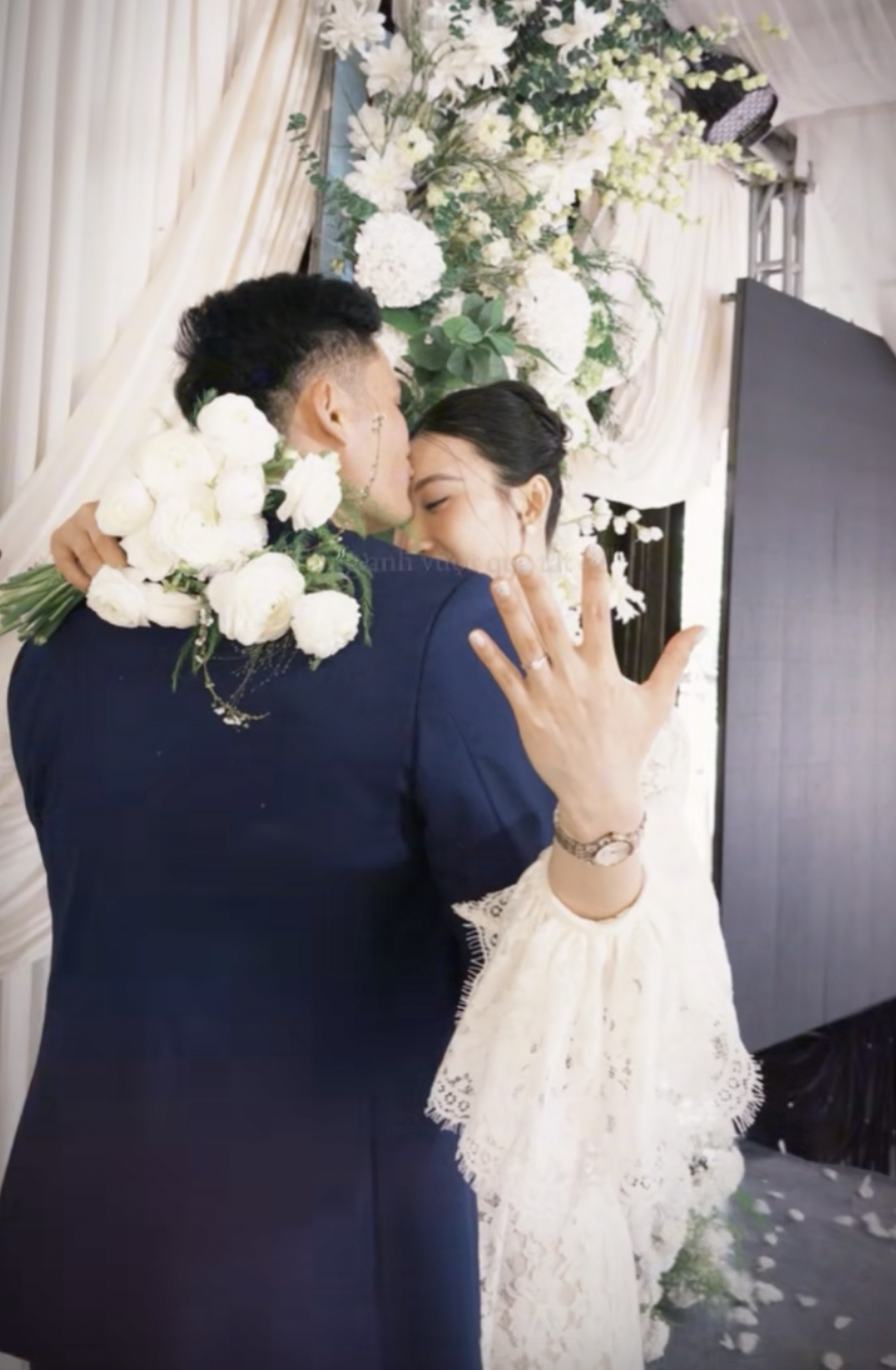 Hot: Nam thần điền kinh Qu&aacute;ch C&ocirc;ng Lịch quỳ gối cầu h&ocirc;n hotgirl b&oacute;ng chuyền Nguyệt Anh g&acirc;y sốt MXH- Ảnh 2.