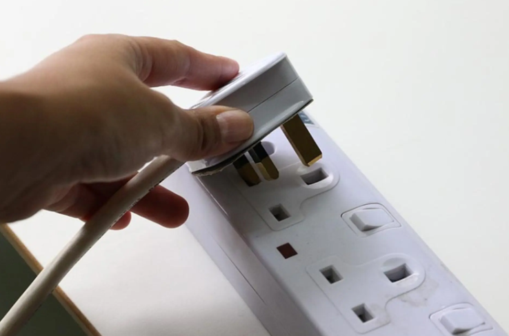 Hơn 90% người d&ugrave;ng kh&ocirc;ng biết c&ocirc;ng dụng của chiếc ch&acirc;n thứ 3 tr&ecirc;n ph&iacute;ch cắm điện- Ảnh 1.