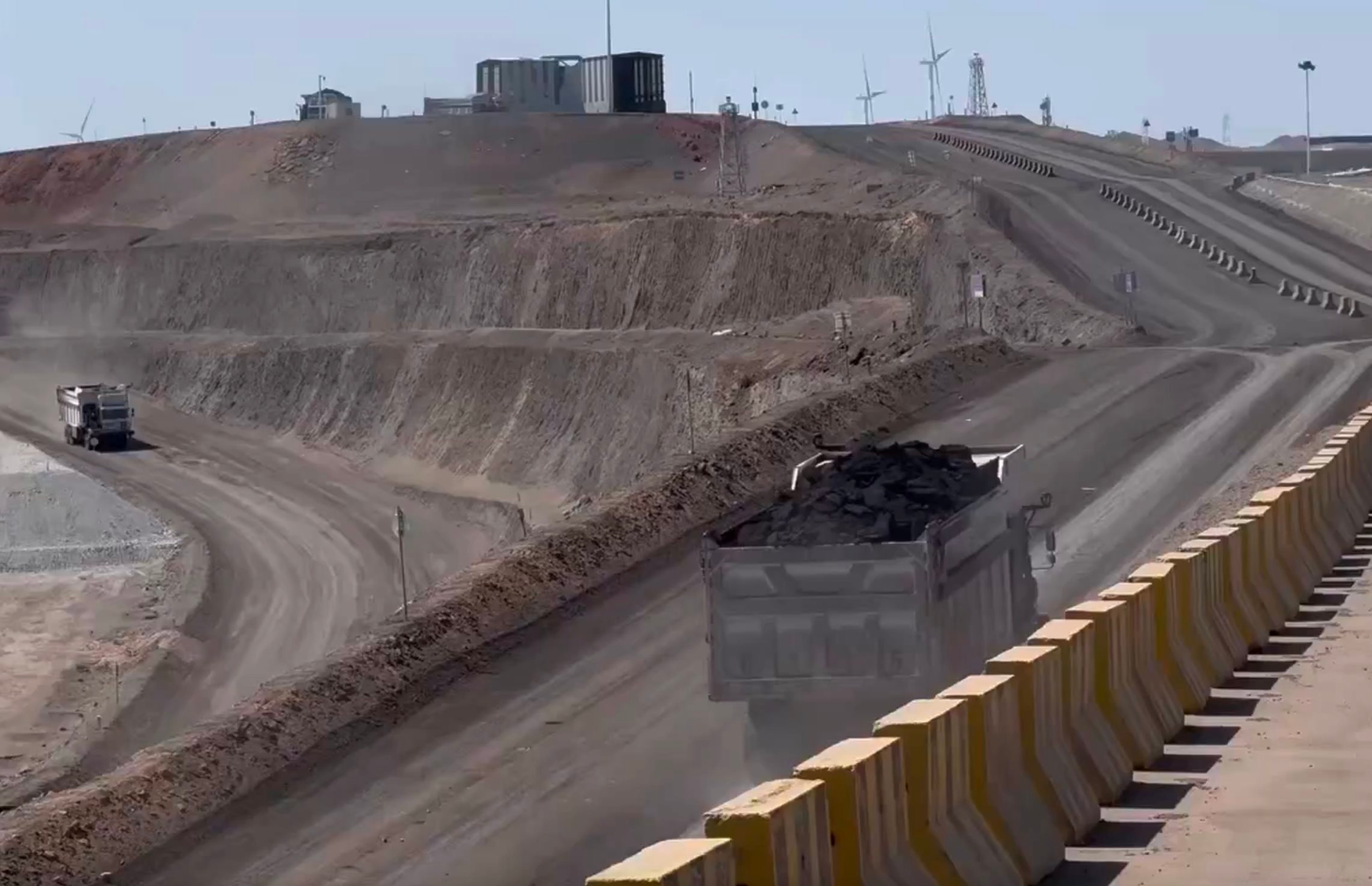 Ph&aacute;t hiện 91 xe tải Trung Quốc &acirc;m thầm chở 100 tấn h&agrave;ng, di chuyển s&aacute;t nhau, hoạt động xuy&ecirc;n đ&ecirc;m kh&ocirc;ng cần &aacute;nh s&aacute;ng ở mỏ lộ thi&ecirc;n với hơn 3 tỷ tấn kho b&aacute;u- Ảnh 1.