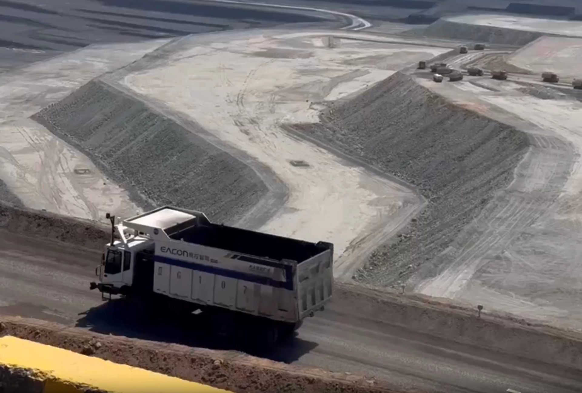 Ph&aacute;t hiện 91 xe tải Trung Quốc &acirc;m thầm chở 100 tấn h&agrave;ng, di chuyển s&aacute;t nhau, hoạt động xuy&ecirc;n đ&ecirc;m kh&ocirc;ng cần &aacute;nh s&aacute;ng ở mỏ lộ thi&ecirc;n với hơn 3 tỷ tấn kho b&aacute;u- Ảnh 2.