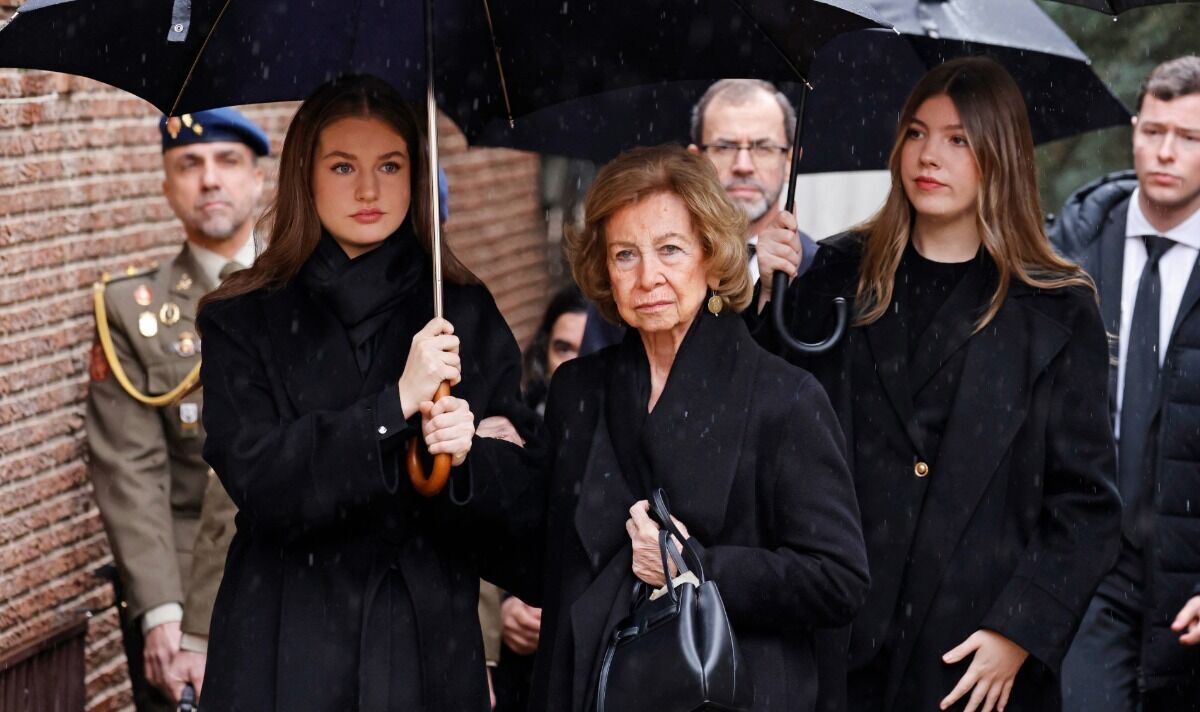 Hai n&agrave;ng c&ocirc;ng ch&uacute;a T&acirc;y Ban Nha g&acirc;y x&uacute;c động khi l&agrave;m 