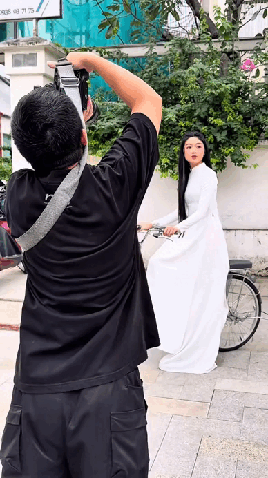 C&ocirc; g&aacute;i khiến kh&aacute;ch T&acirc;y dụi mắt nh&igrave;n 100 lần, tưởng ai h&oacute;a ra 