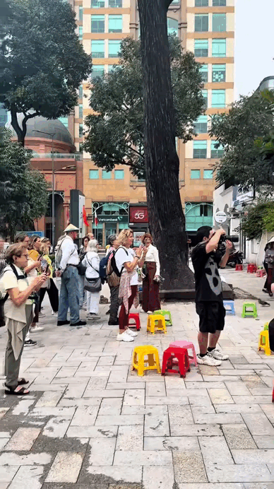 C&ocirc; g&aacute;i khiến kh&aacute;ch T&acirc;y dụi mắt nh&igrave;n 100 lần, tưởng ai h&oacute;a ra 