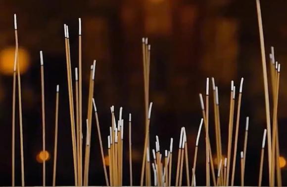 Thắp hương bị g&atilde;y n&eacute;n: C&oacute; phải điềm gở? C&oacute; cần khấn để 