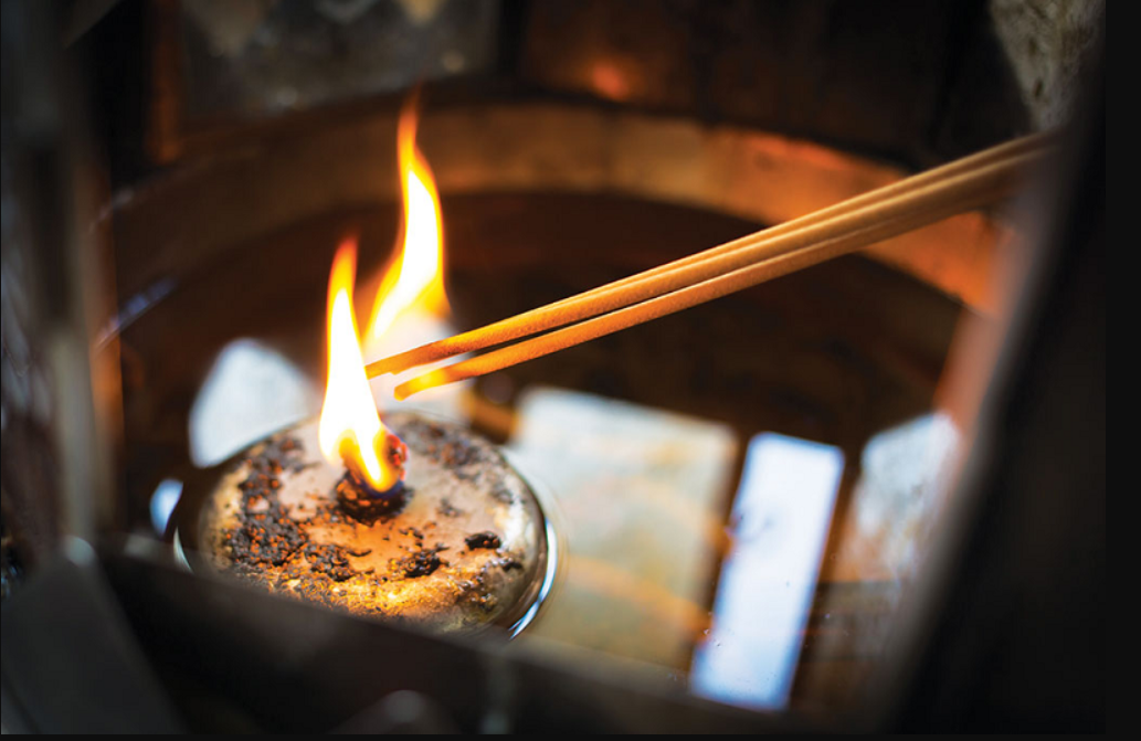 Thắp hương bị g&atilde;y n&eacute;n: C&oacute; phải điềm gở? C&oacute; cần khấn để 