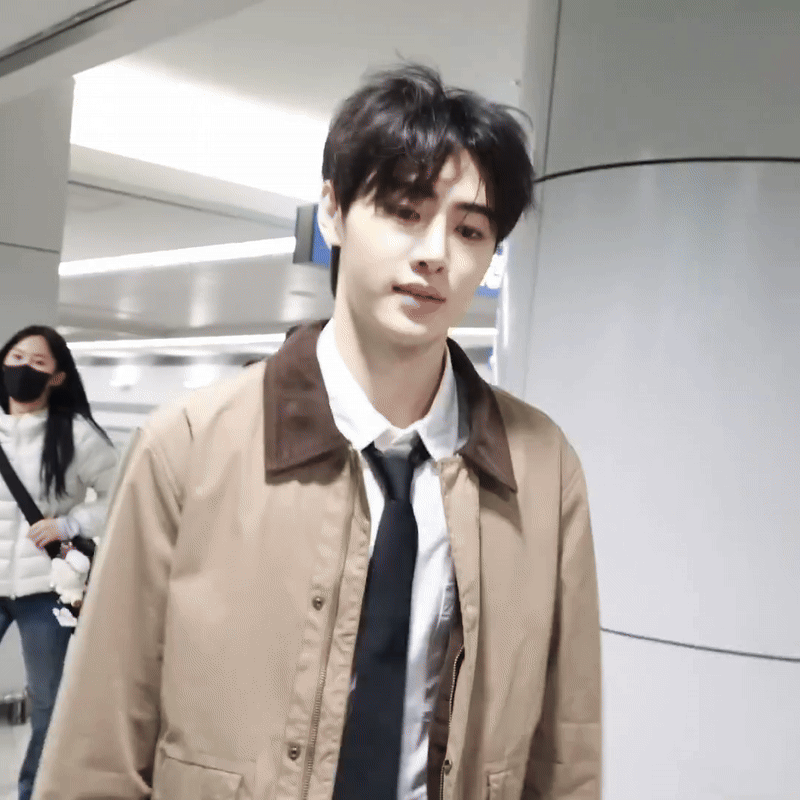 Fan cuồng rượt đuổi nam ca sĩ sợ đến xanh mặt mũi, t&aacute;c động vật l&yacute; lu&ocirc;n nh&acirc;n vi&ecirc;n nữ- Ảnh 2.