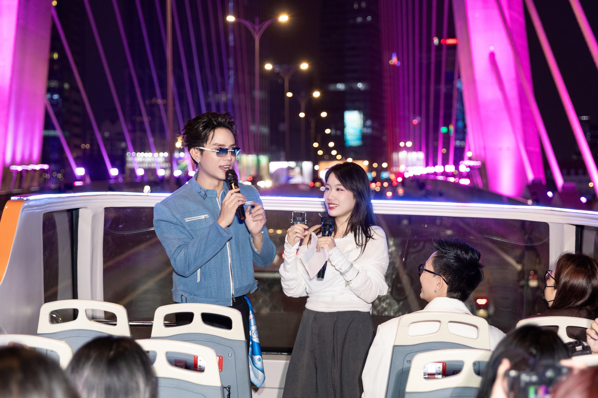 OPPO Reno15 Series c&ugrave;ng Neko L&ecirc; khuấy động Tếch Bus, kết nối với fan qua loạt khoảnh khắc ấn tượng giữa trung t&acirc;m TP.HCM- Ảnh 1.