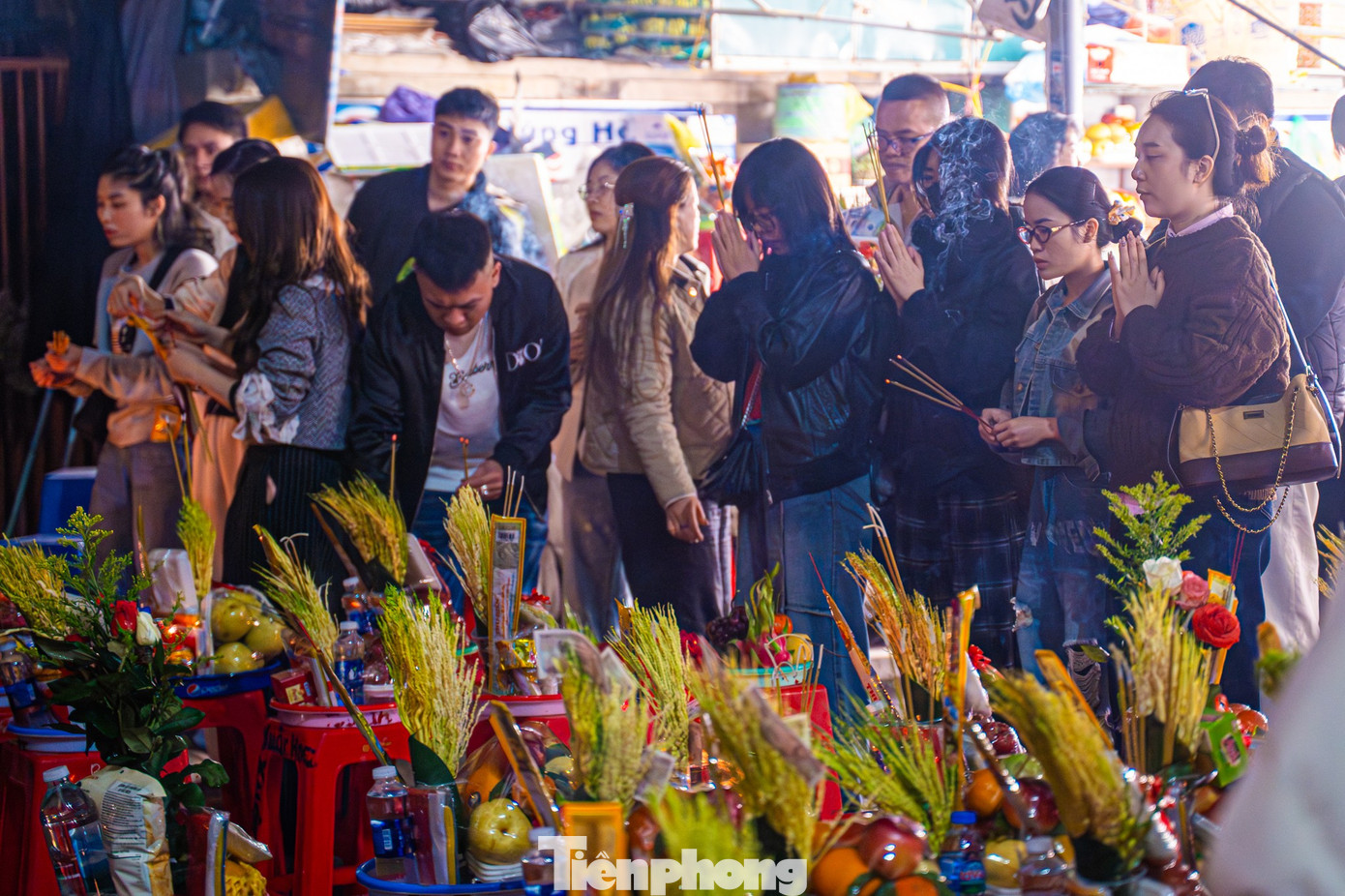 Dòng người đổ về phủ Tây Hồ lúc rạng sáng- Ảnh 7.