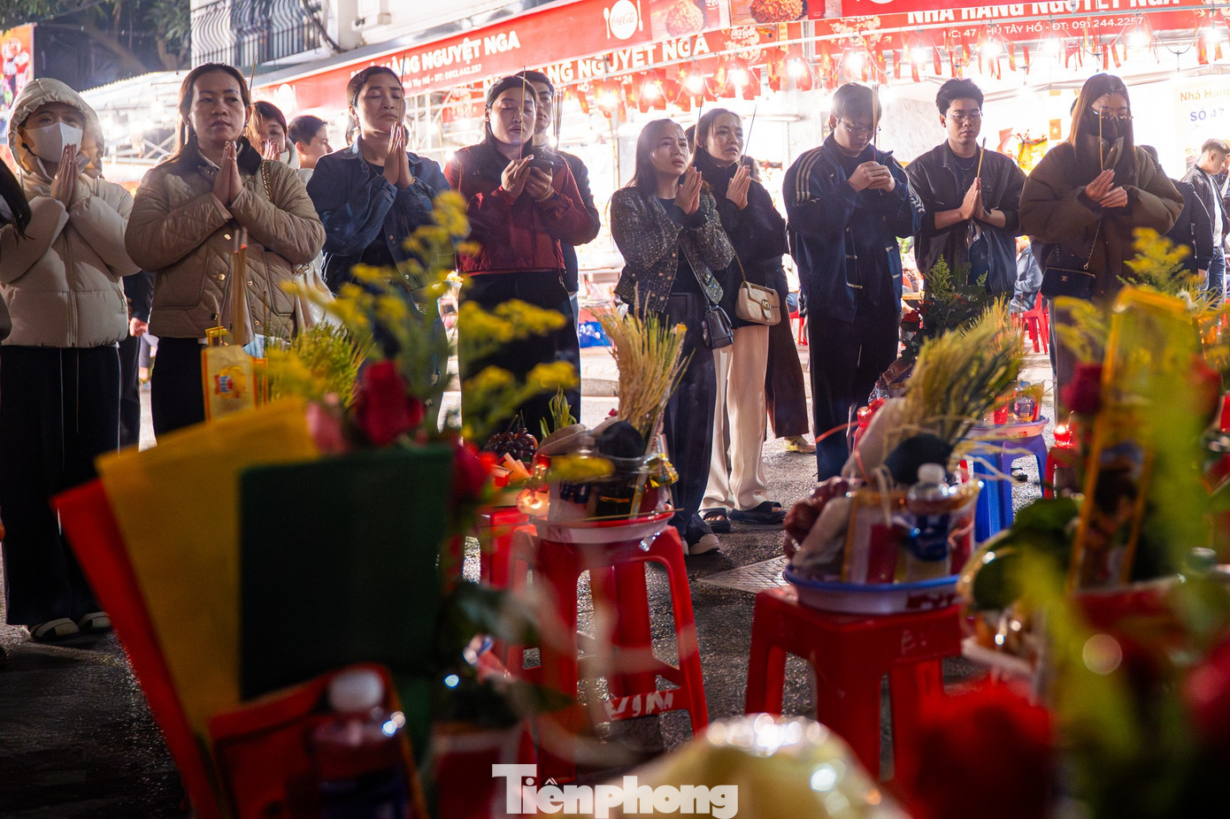 Dòng người đổ về phủ Tây Hồ lúc rạng sáng- Ảnh 10.