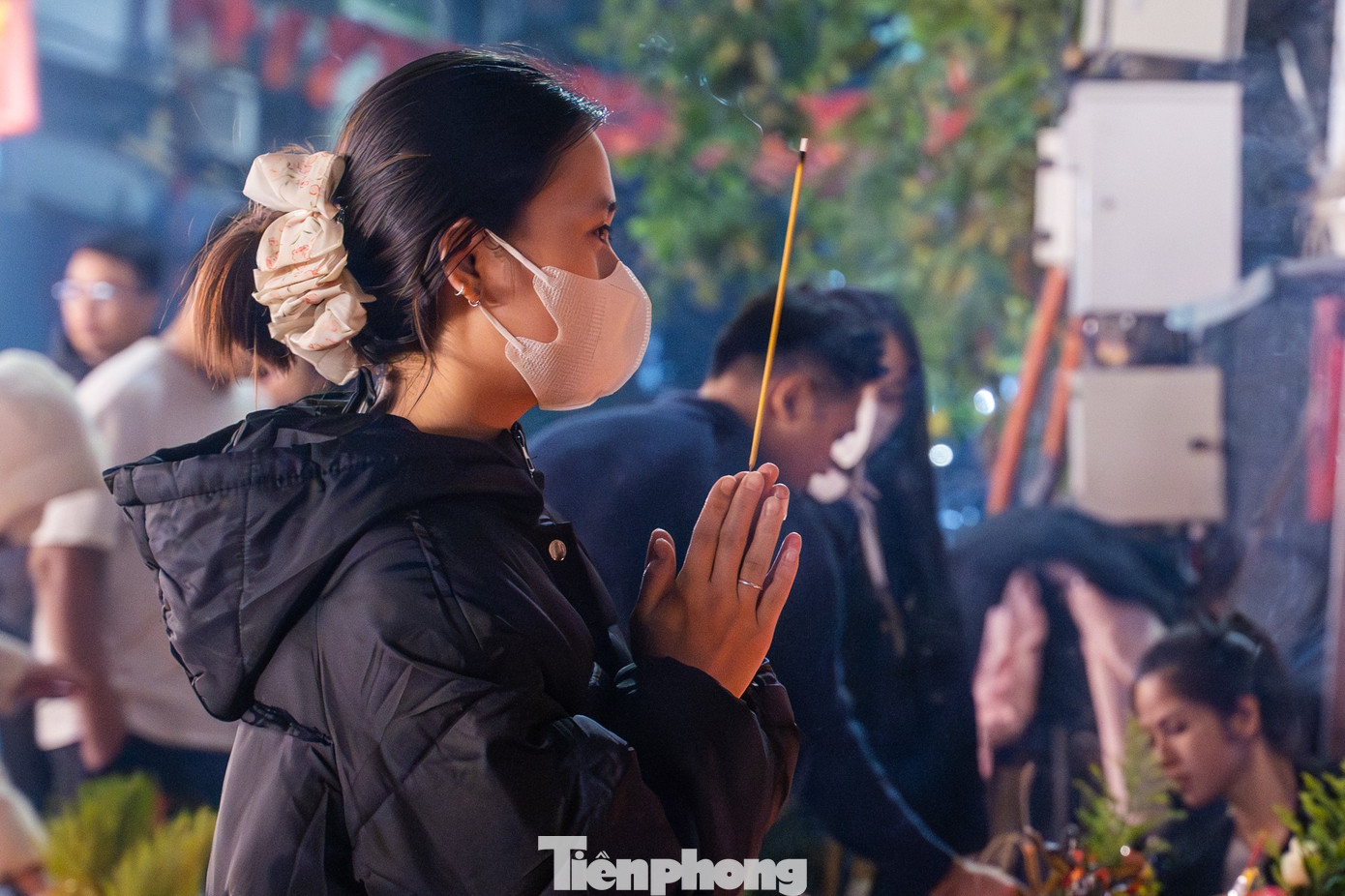 Dòng người đổ về phủ Tây Hồ lúc rạng sáng- Ảnh 11.